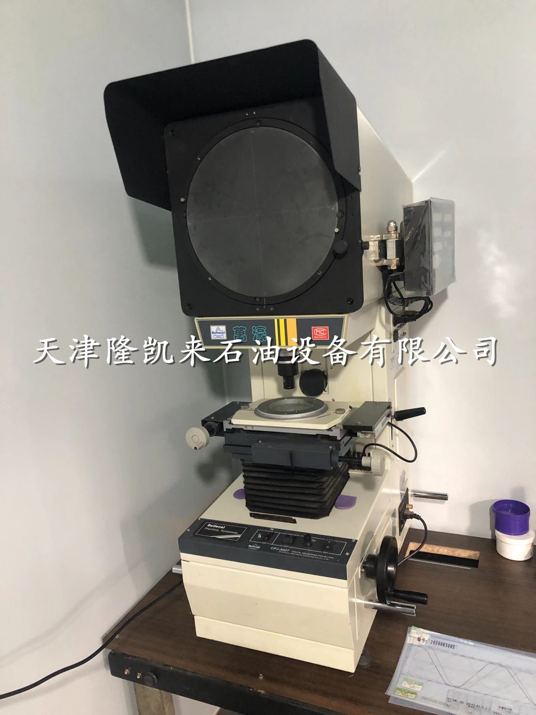 Profile projector for thread inspection in workshop